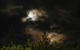 180-rudal-diluncurkan-iran-ke-israel